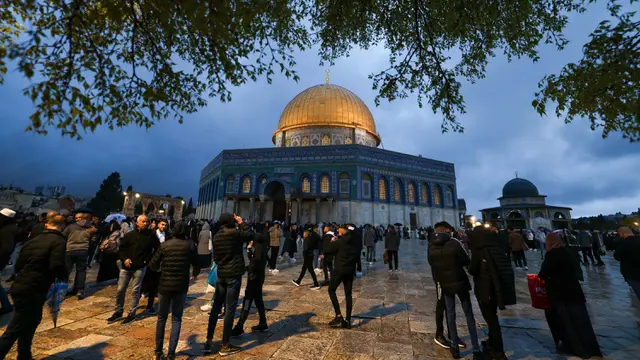Ratusan Pemukim Israel Serbu Masjid Al-Aqsa, Kibarkan Bendera Bintang Daud