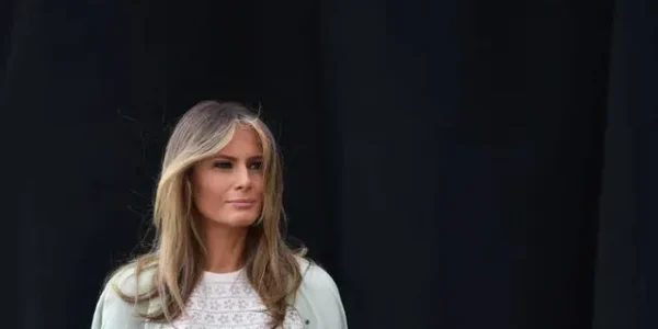 7 Potret Elegan Melania Trump saat Perdana jadi Ibu Negara AS